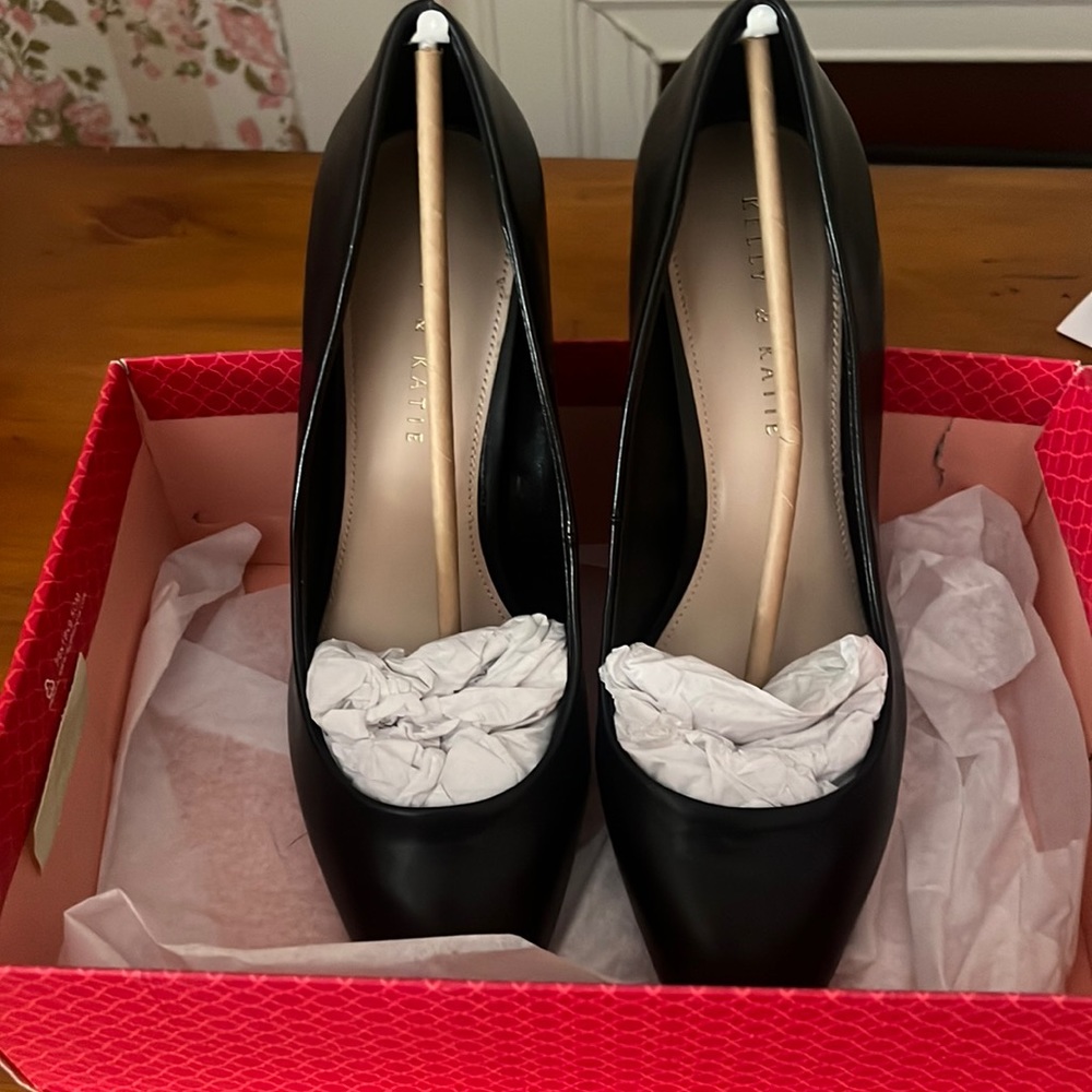 Kelly & Katie black leather pumps brand new in box